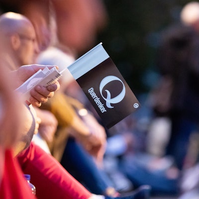 Symbolbild QAnon Querdenker PA 180822