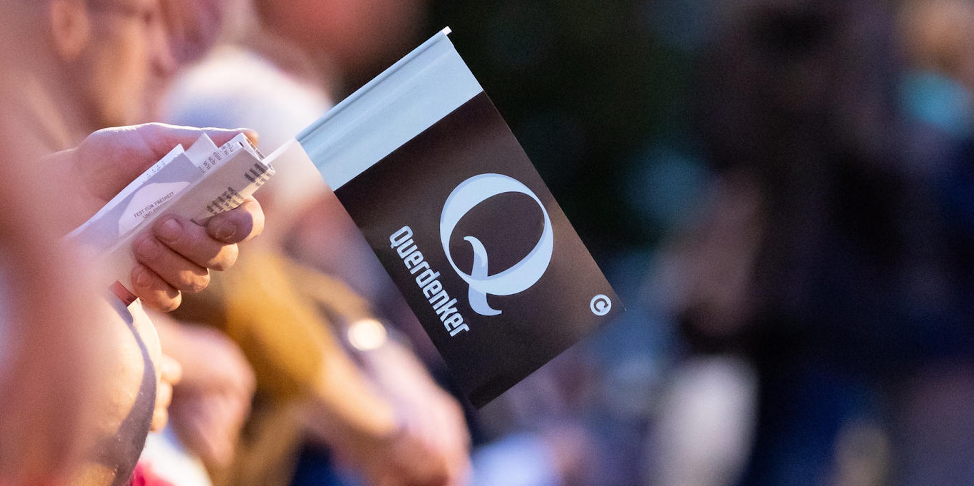 Symbolbild QAnon Querdenker PA 180822