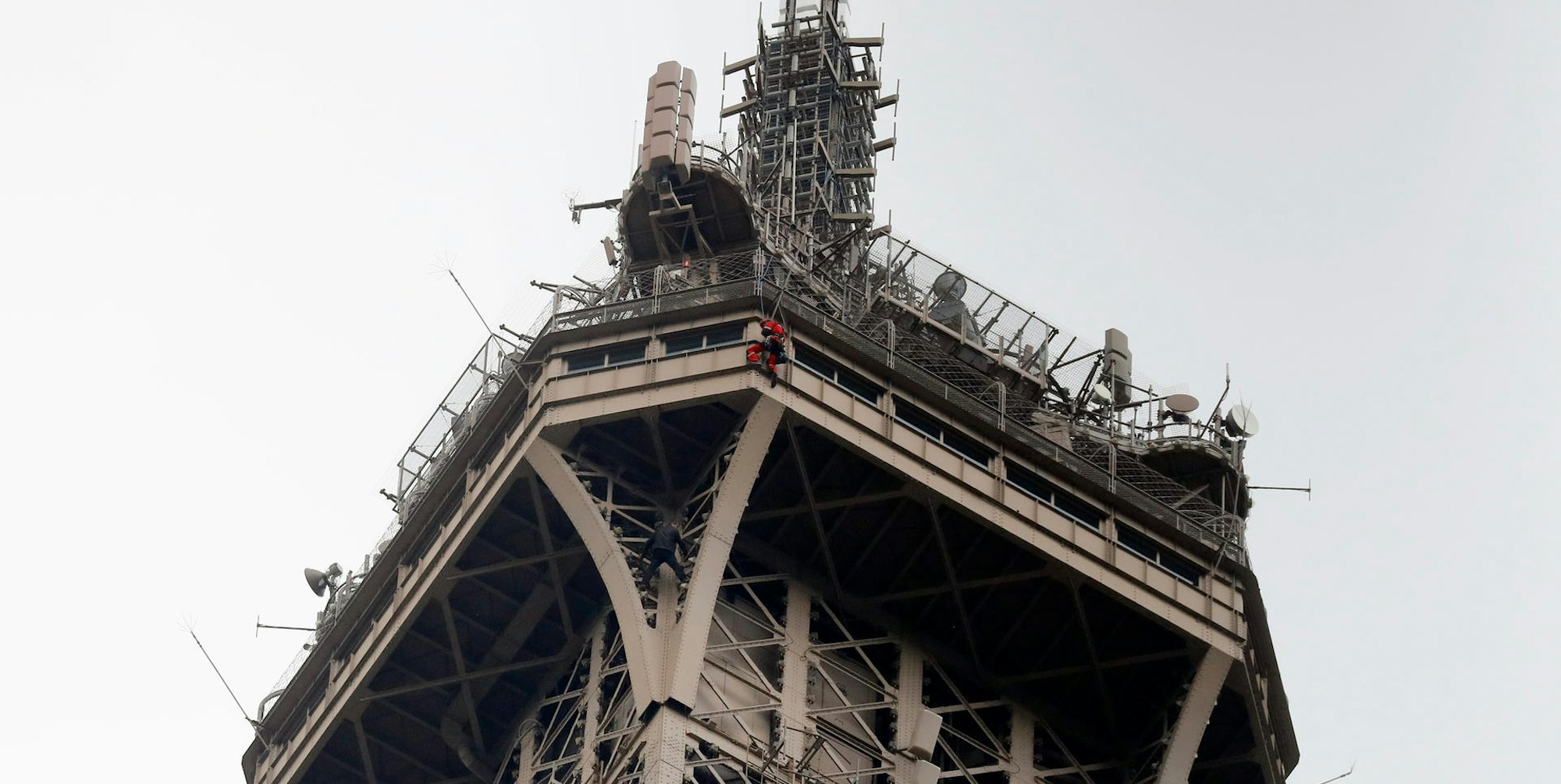 Eiffelturm-Kletterer 2