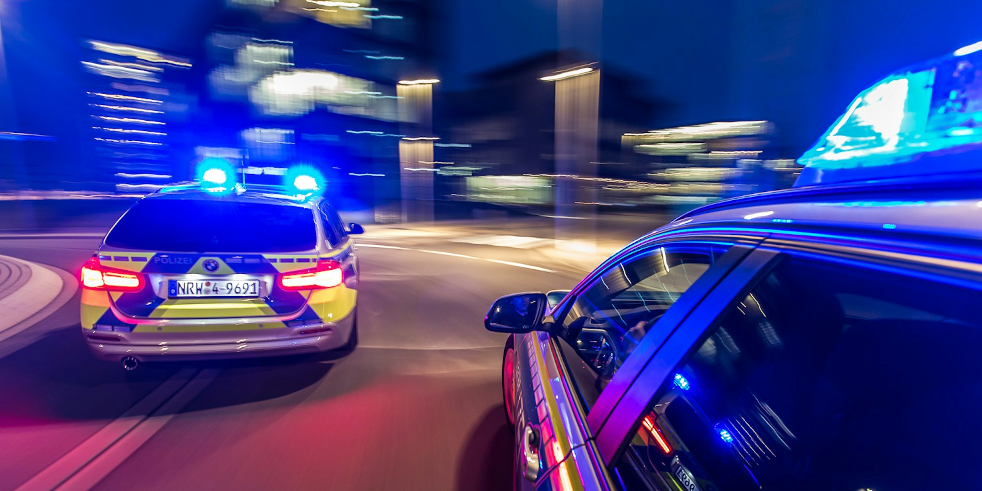Funkstreifenwagen-Einsatzfahrt-Nacht