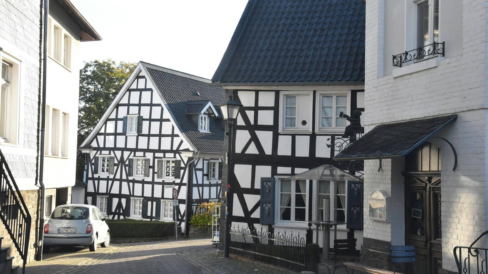 Das Bild zeigt Fachwerkhäuser in einer Seitenstraße.