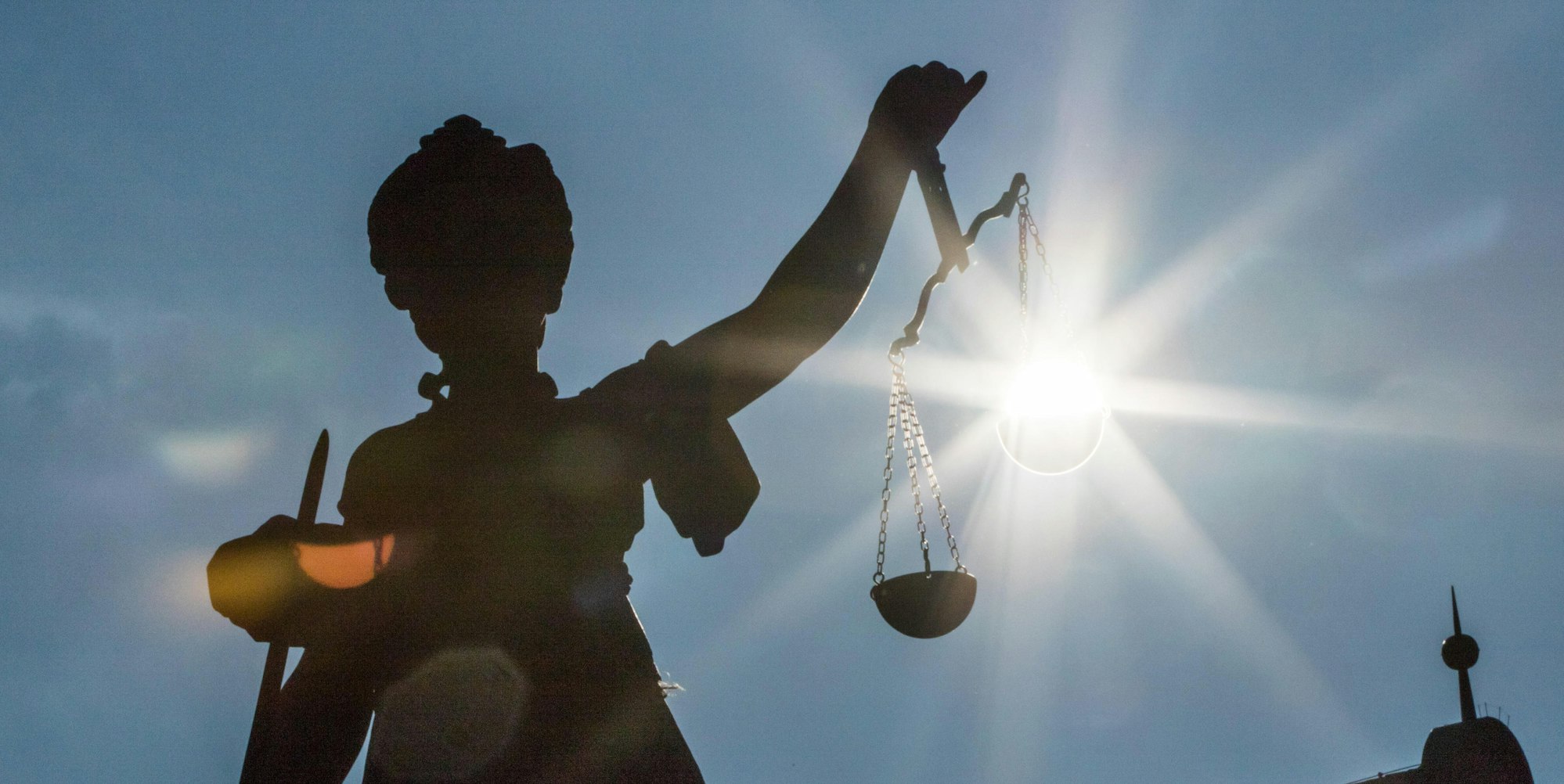 Justitia vor blauem Himmel