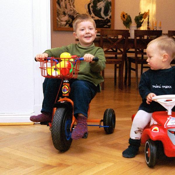 Kinder laut Wohnung Bobbycar imago