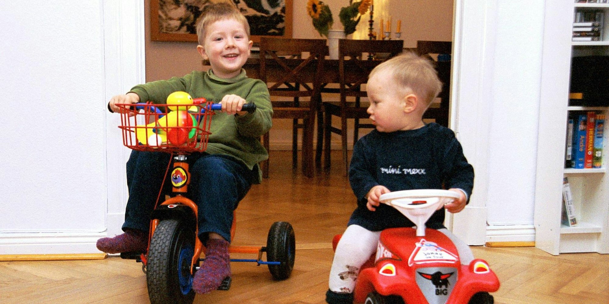 Kinder laut Wohnung Bobbycar imago