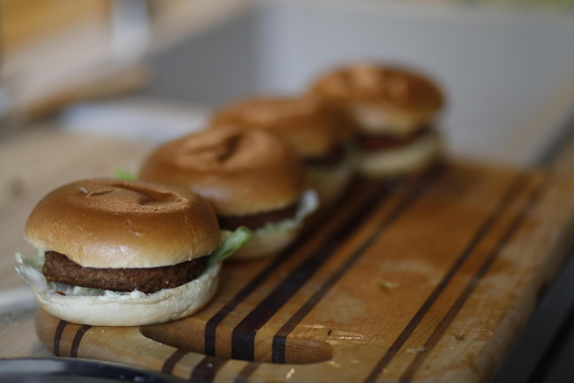 Veggieburger auf einem Brettchen