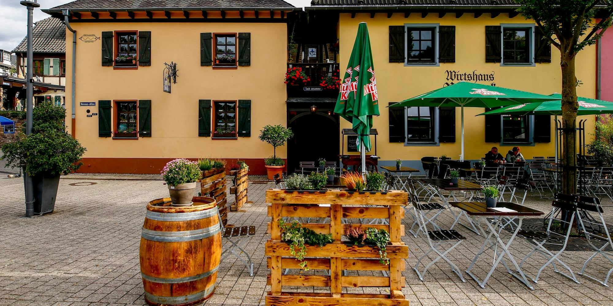 wein und brot von aussen