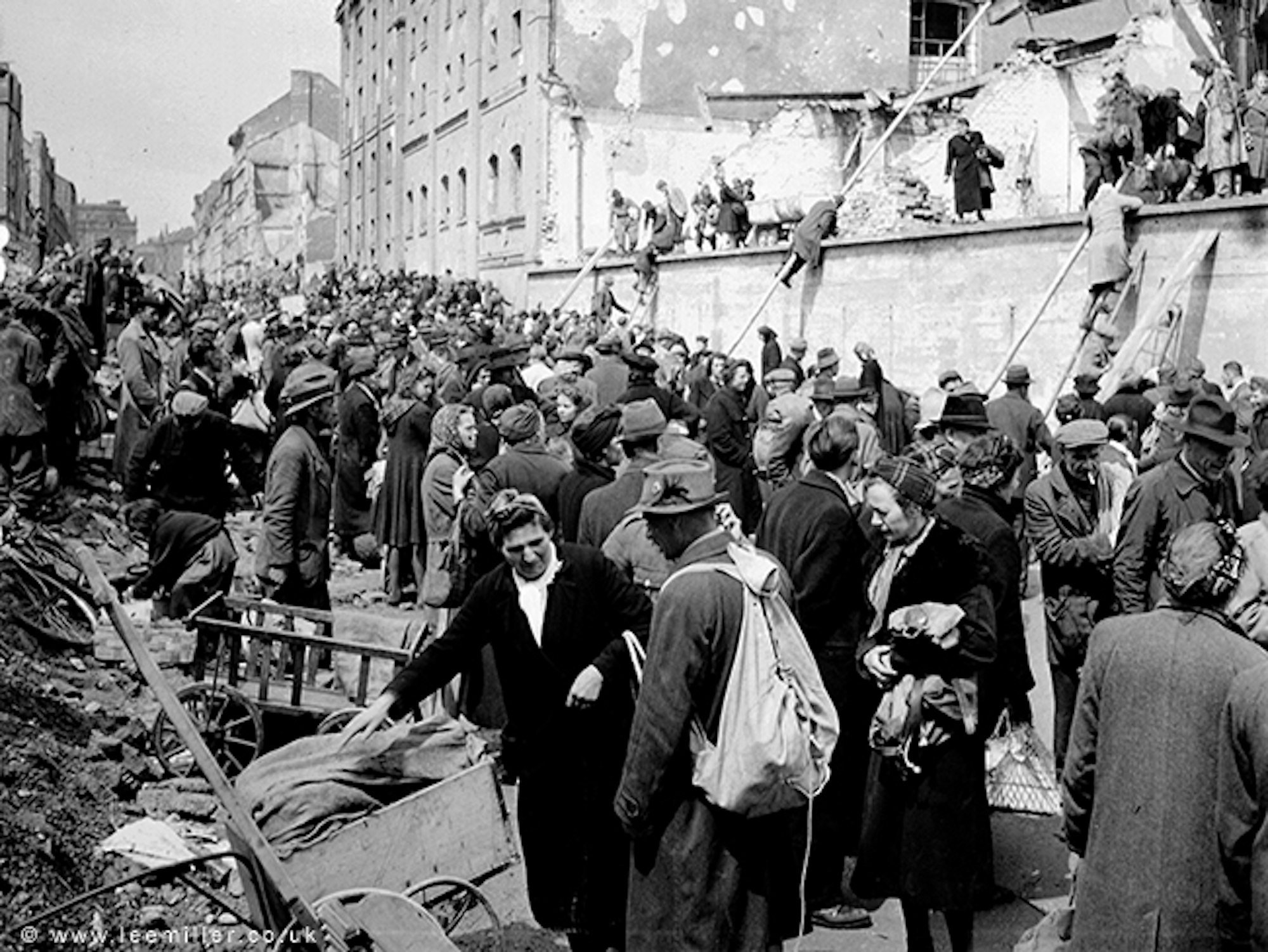 7. web_Looters_at_Burgenbrau_Haus