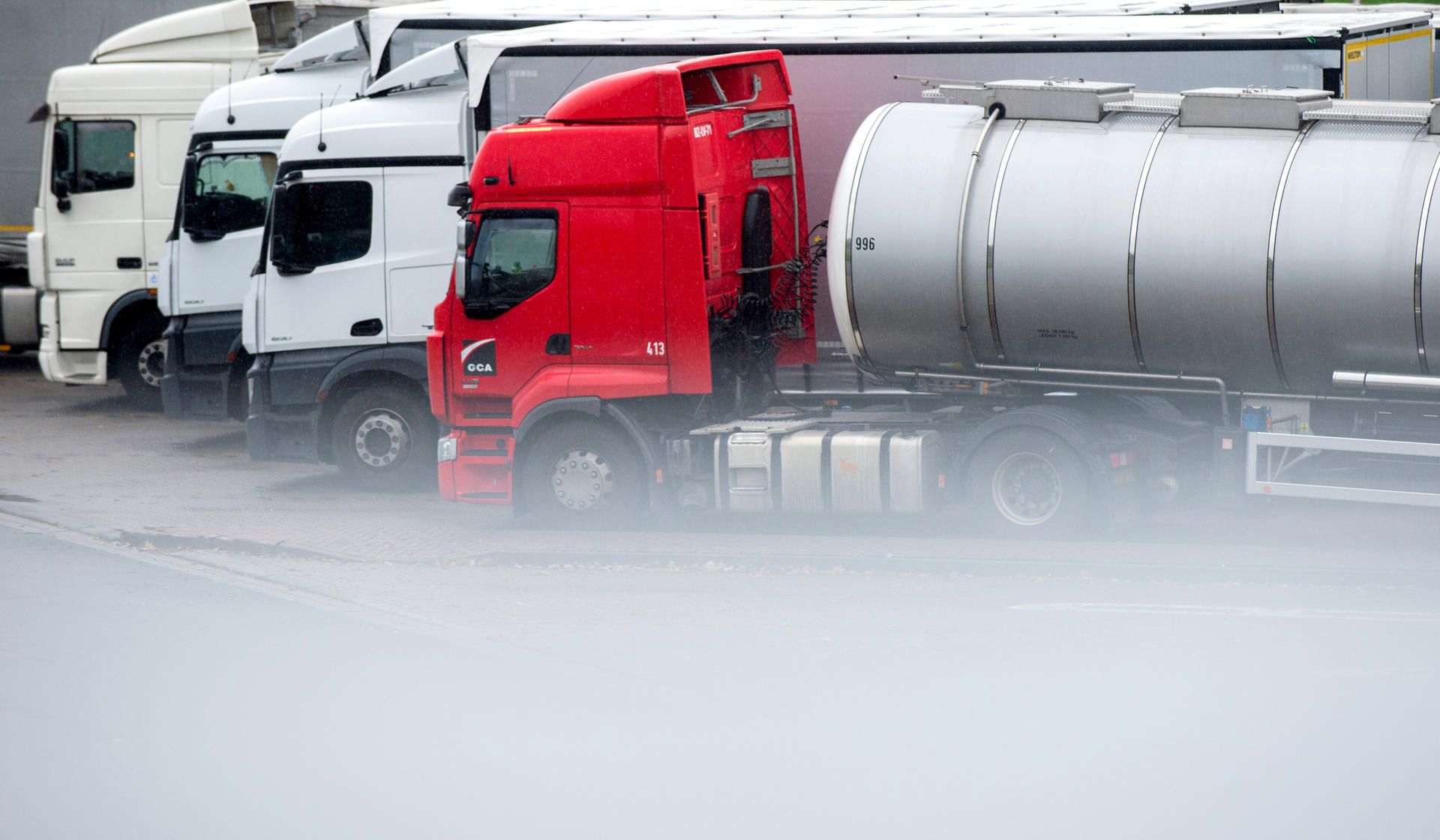 LKW auf einem Rastplatz