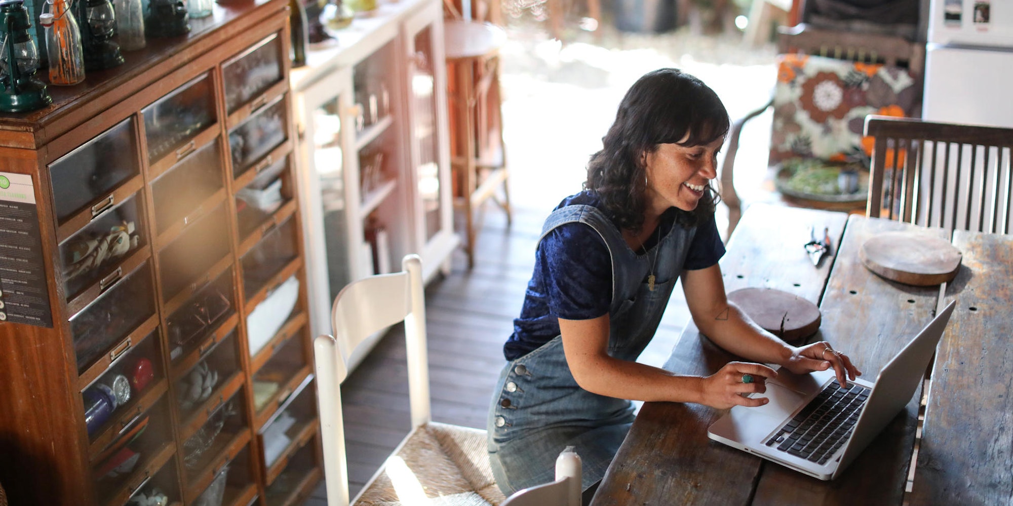 Gesellschaft FrauamLaptopGettyImages-1058881454