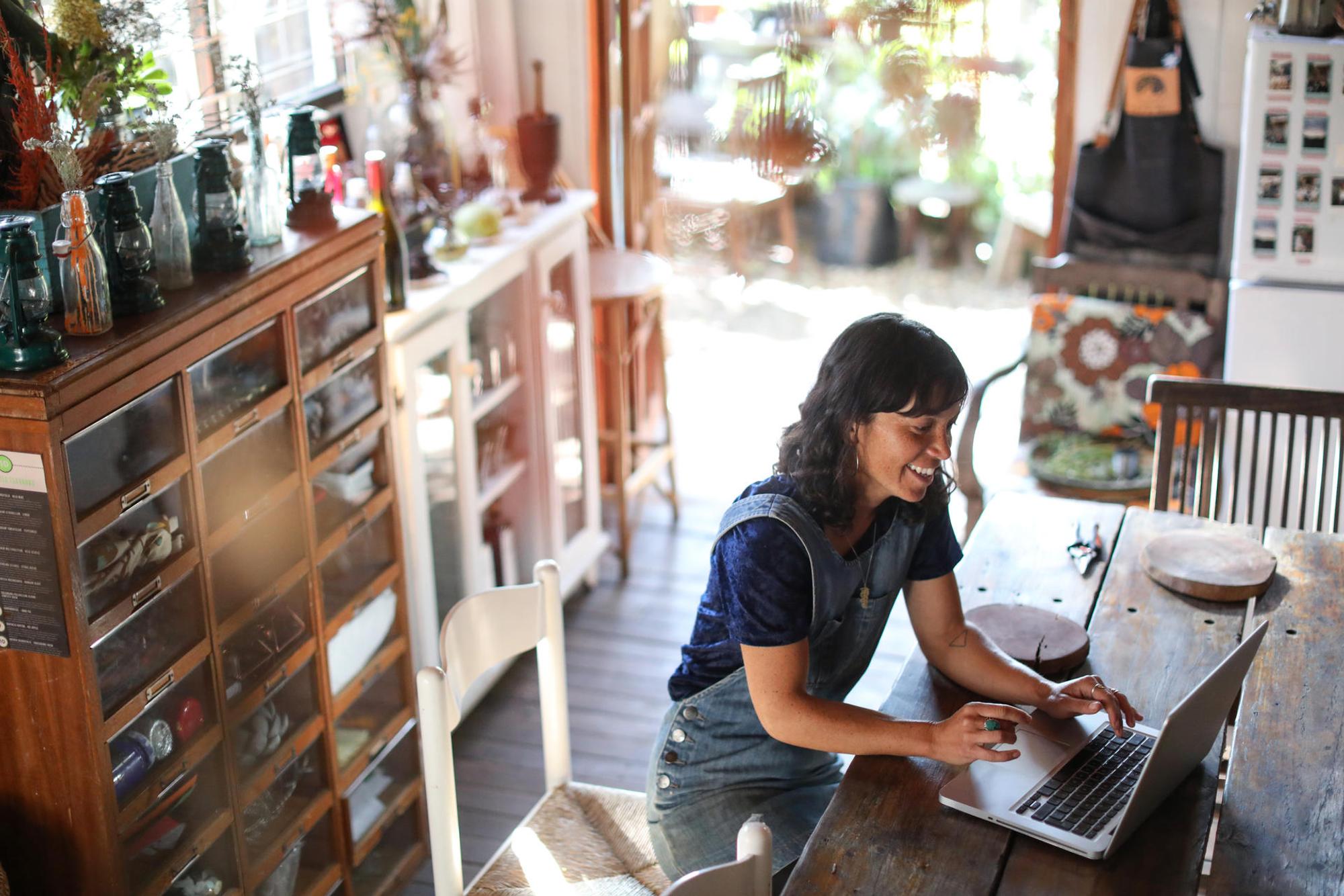 Gesellschaft FrauamLaptopGettyImages-1058881454