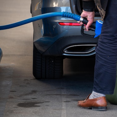 Mann Tank Kanister Benzin Auto dpa