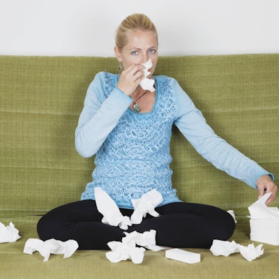 Erkältung_Frau auf Couch_Nase_imago