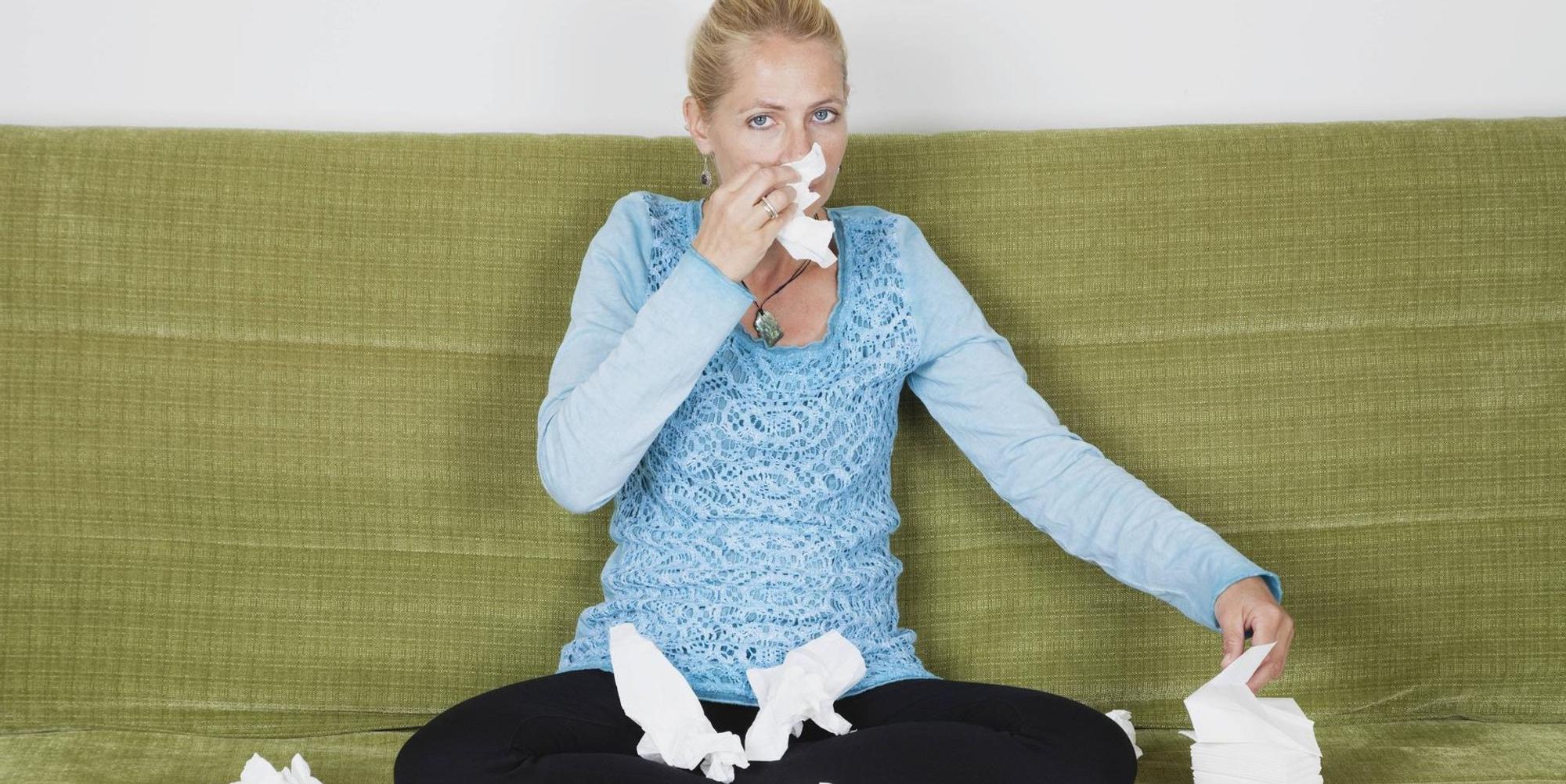 Erkältung_Frau auf Couch_Nase_imago