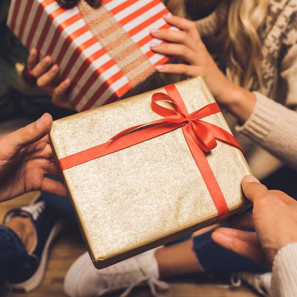 Hände halten ein Geschenk