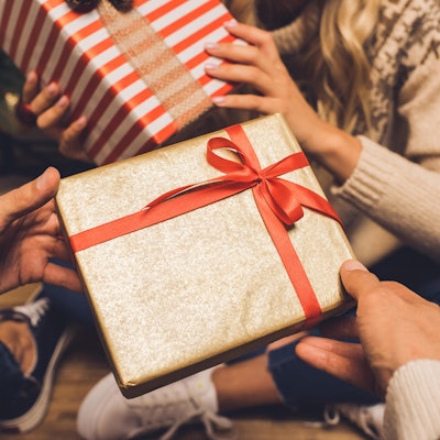 Hände halten ein Geschenk