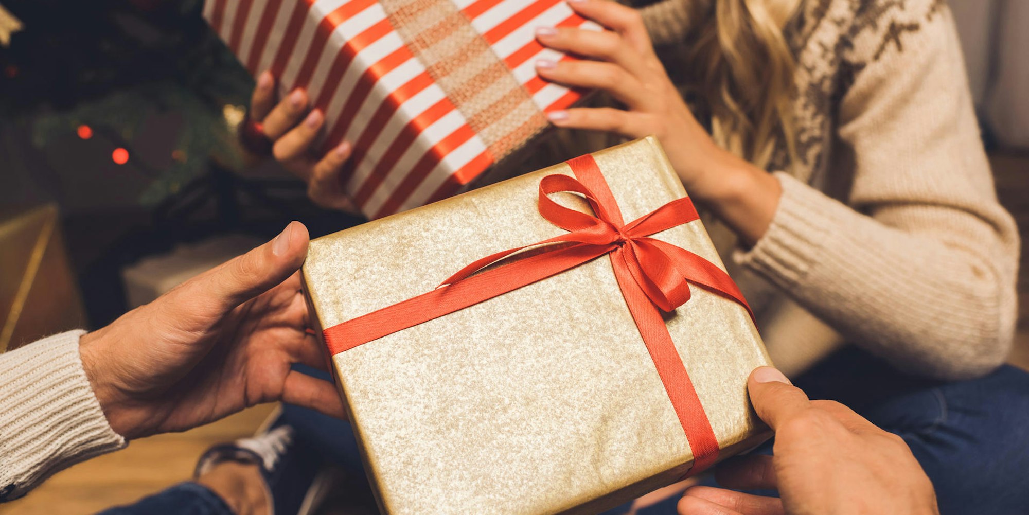 Hände halten ein Geschenk