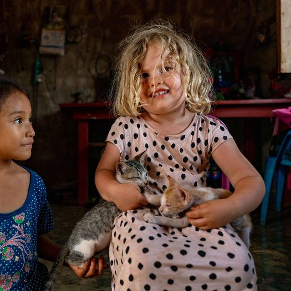Michaeleen Doucleffs Tochter Rosy (r.) spielt mit einem Maya-Mädchen.