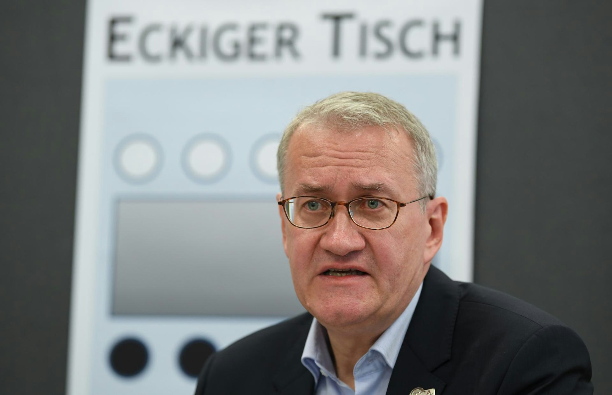 Matthias Katsch_Eckiger Tisch