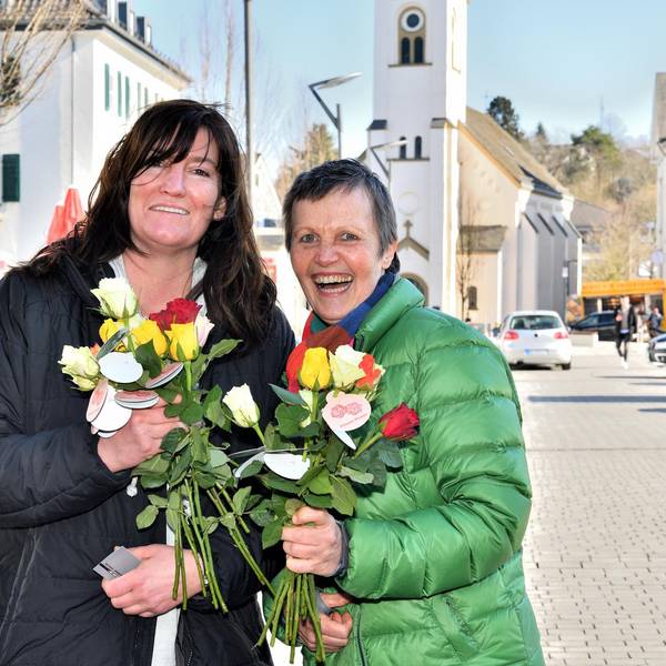 20220308_own_weltfrauentag rosen verteilung_familie bosbach_kleppersfeld9_owl_47