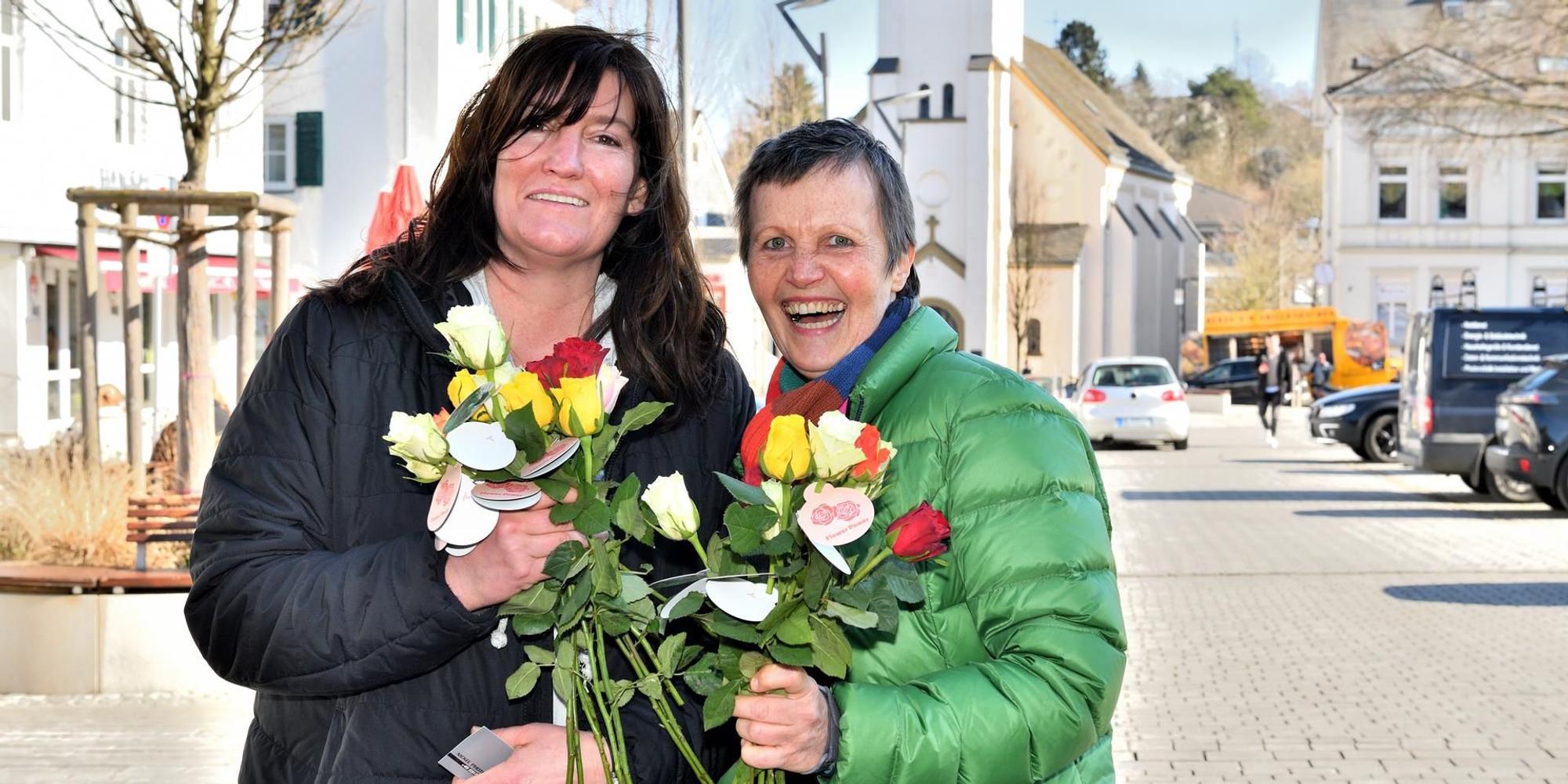 20220308_own_weltfrauentag rosen verteilung_familie bosbach_kleppersfeld9_owl_47