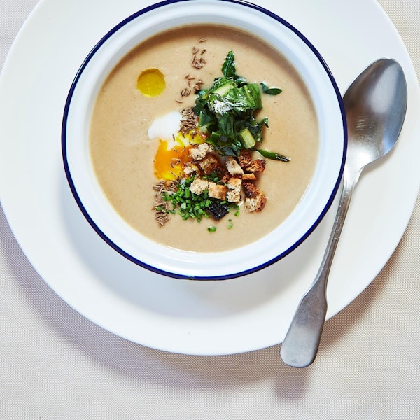 Eine Brotsuppe mit Ei, appetitlich angerichtet