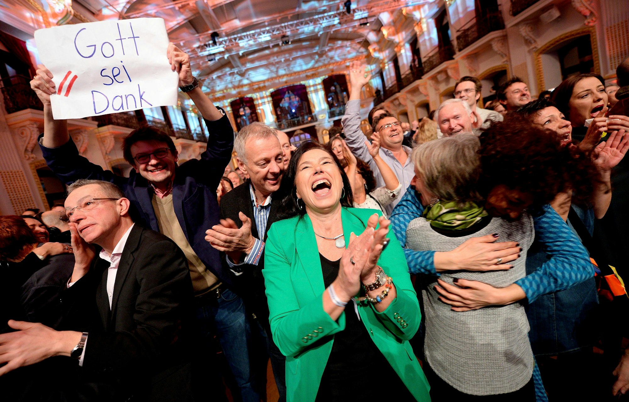Van der Bellen Anhänger Wien 041216