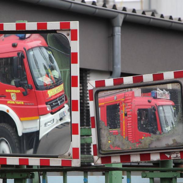 Feuerwehr im Spiegel Symbolbild