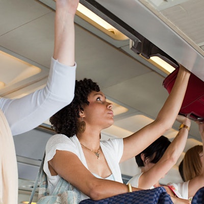 Passagiere im Flugzeug beim Aussteigen