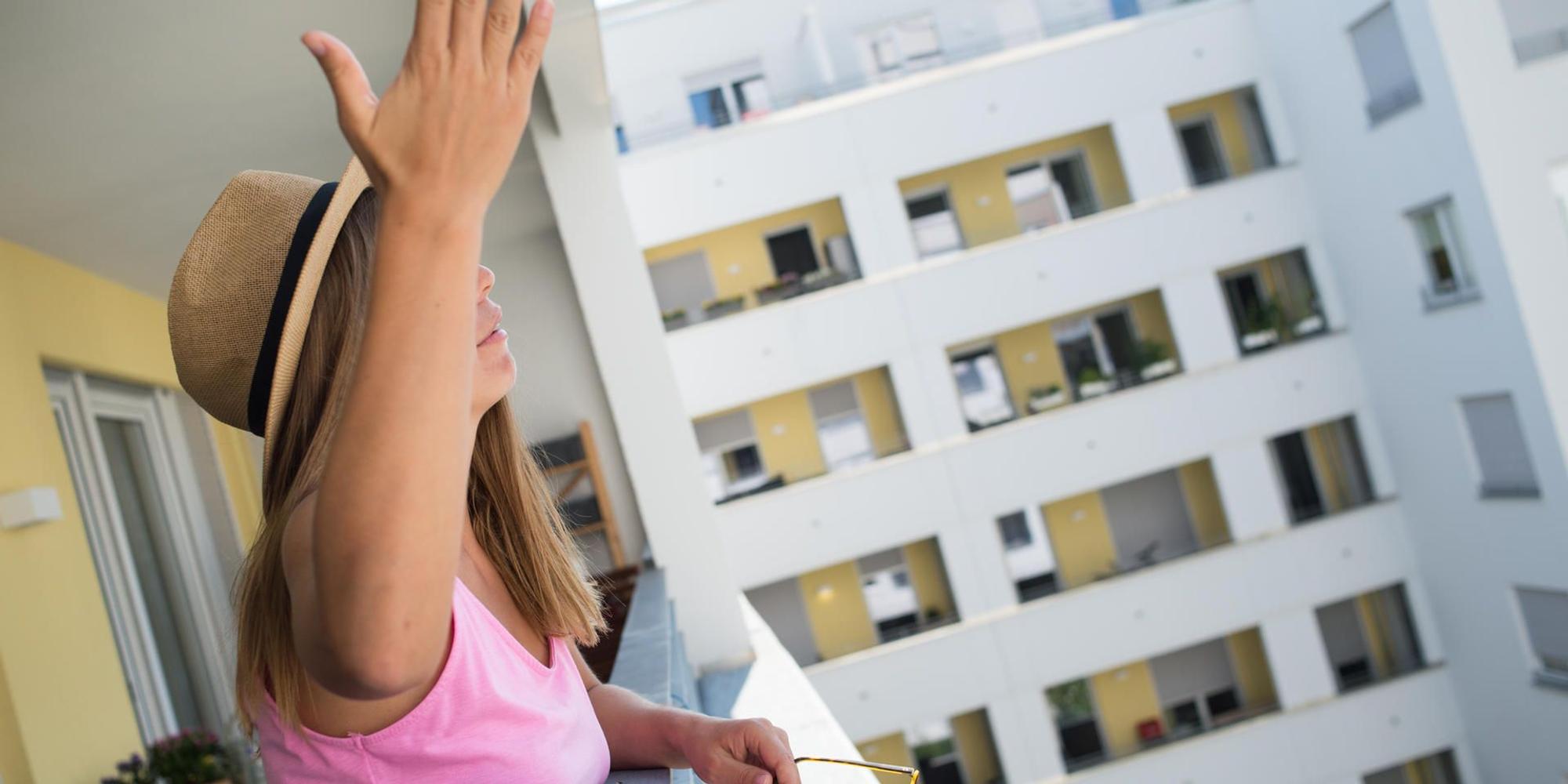 Frau auf Balkon dpa