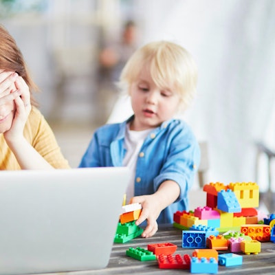 Müde Mutter im Homeoffice Getty Images