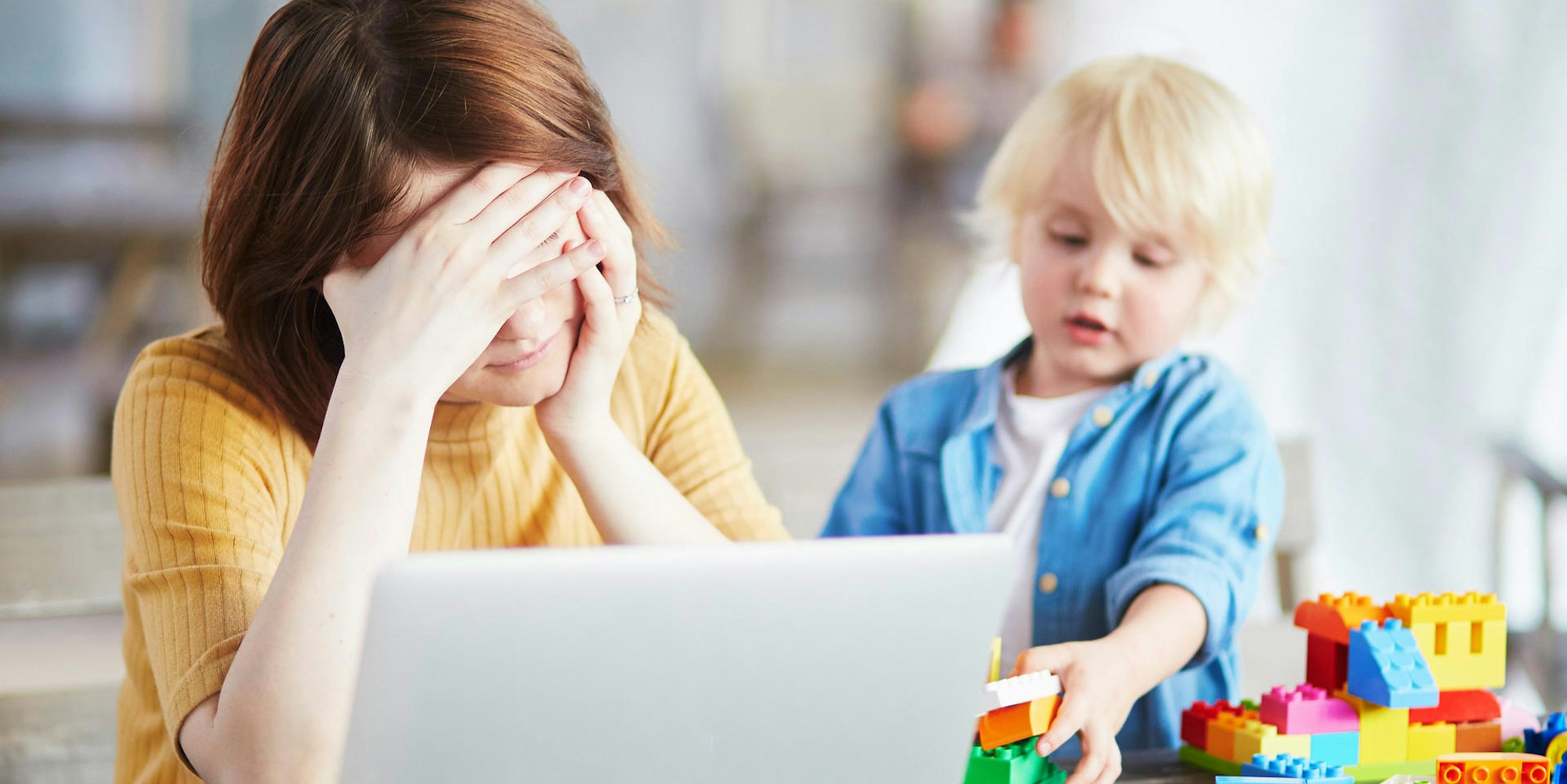 Müde Mutter im Homeoffice Getty Images