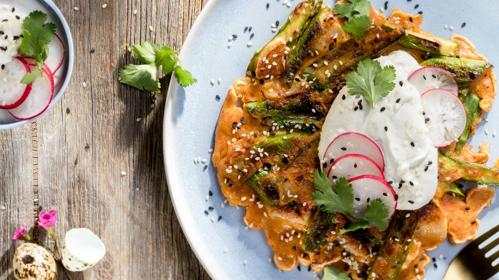 Spargel-Kimchi-Pancakes mit Mairübchen.