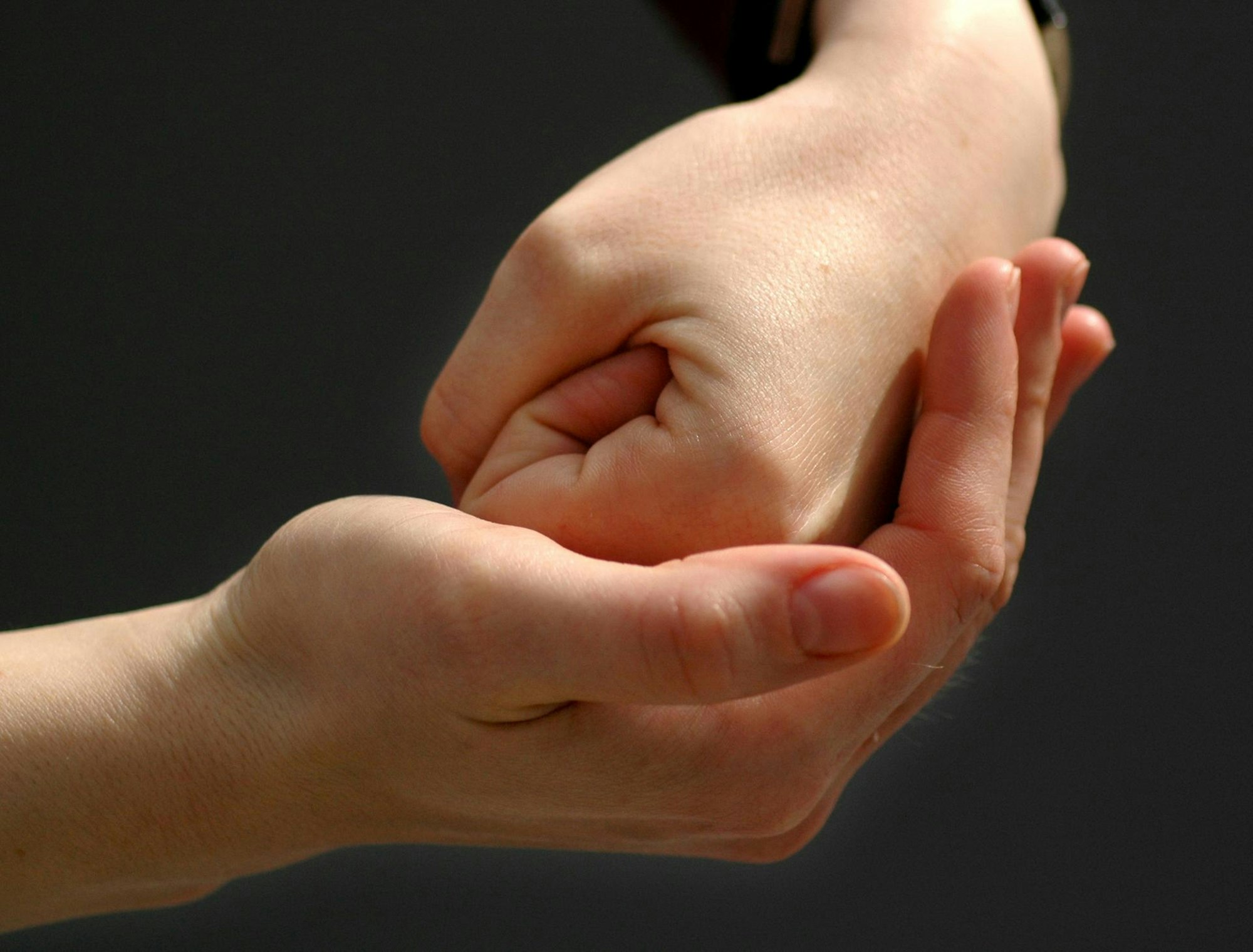 Gesten in die Faust schlagen