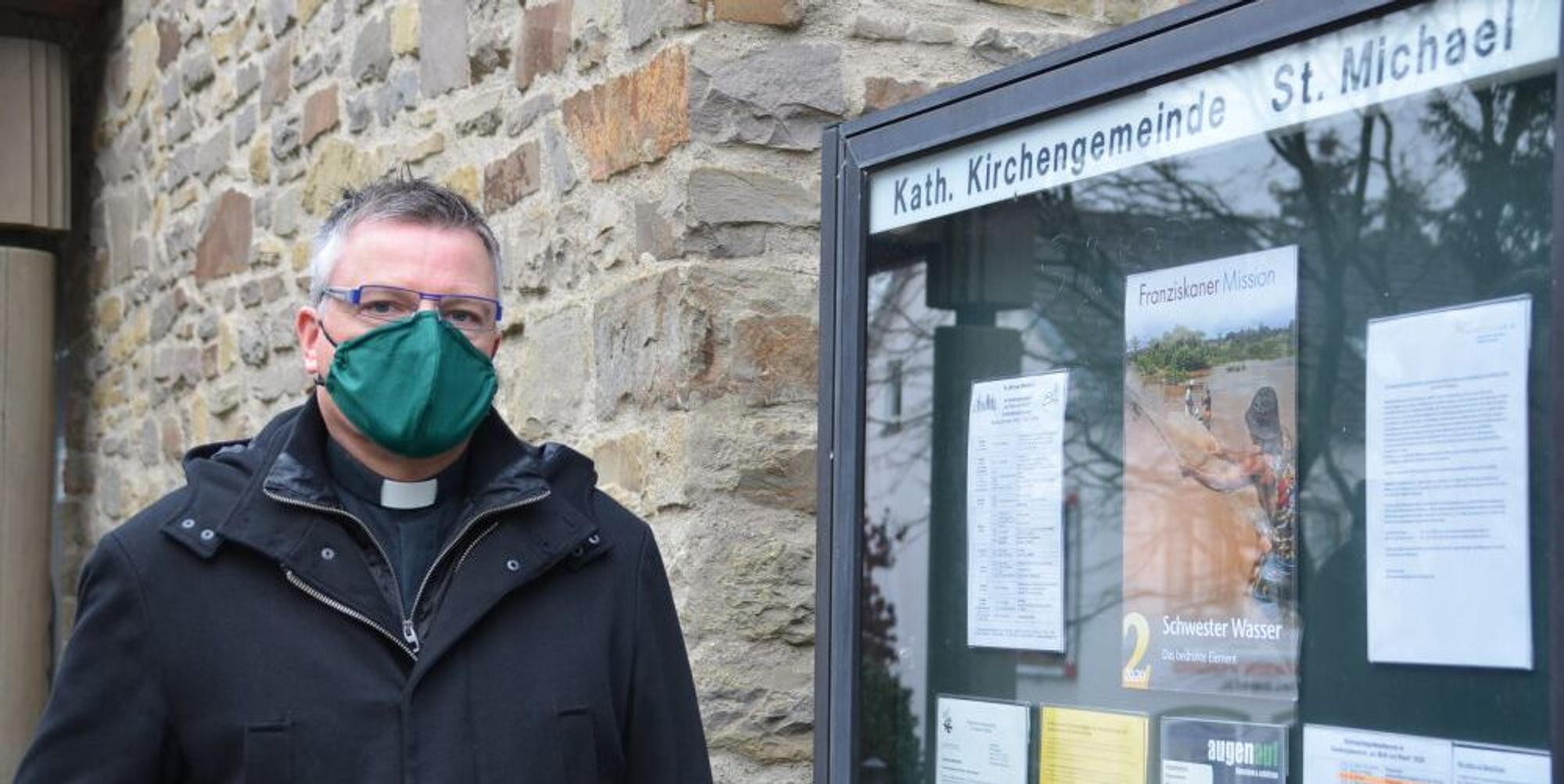 Michael Schenk steht an der Kirche seiner früheren Heimatpfarre St. Michael in Waldbröl.