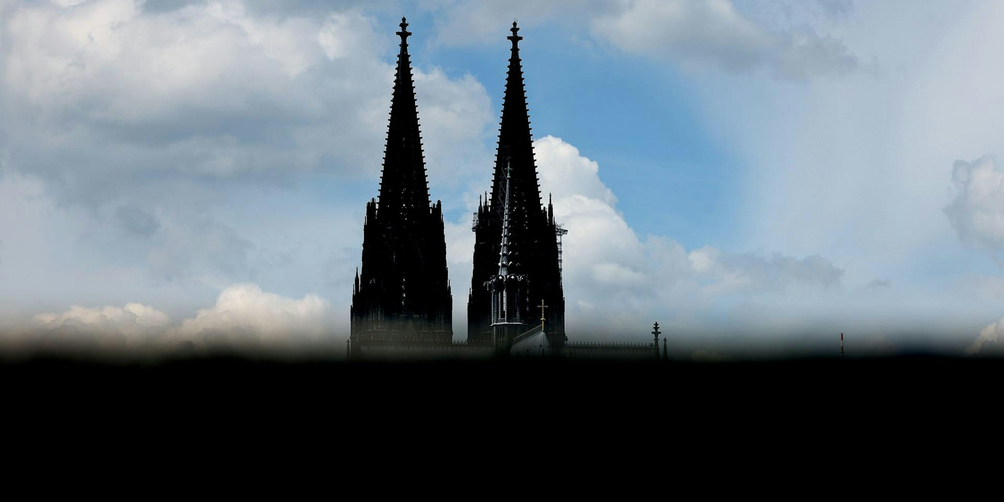 Dom hinter Mauer