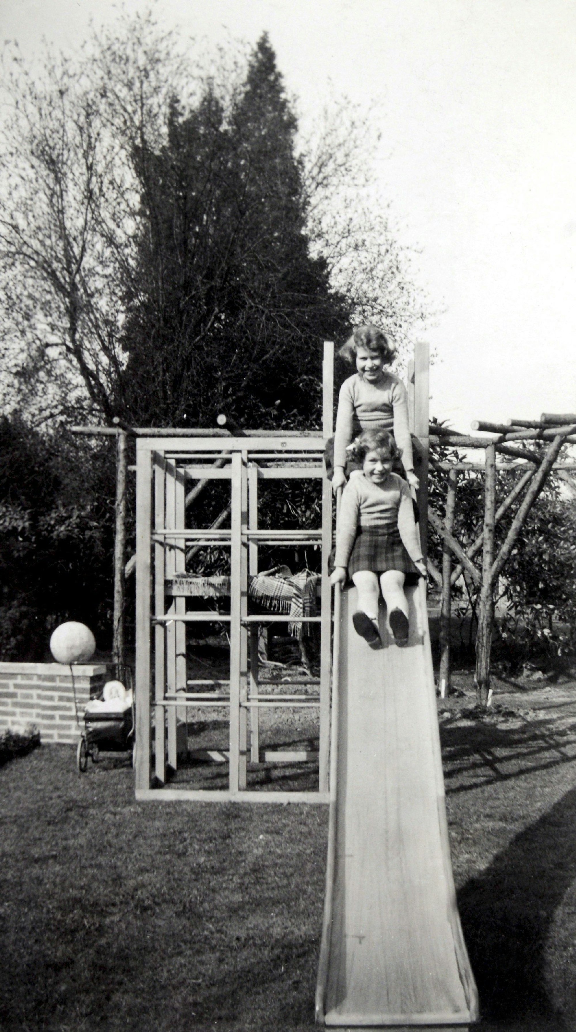 Queen auf der Rutsche