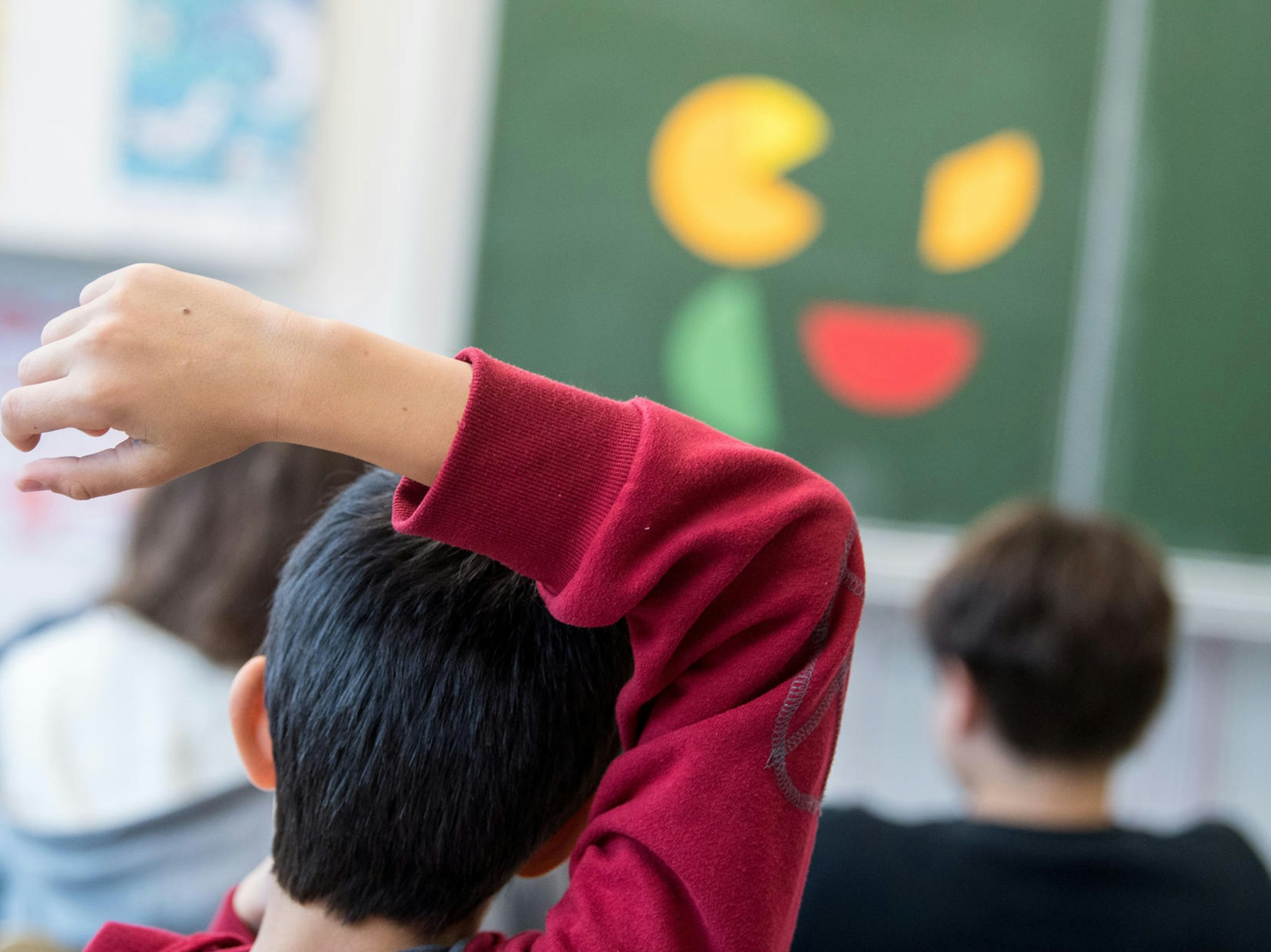 Ein Schüler meldet sich während einer Mathestunde