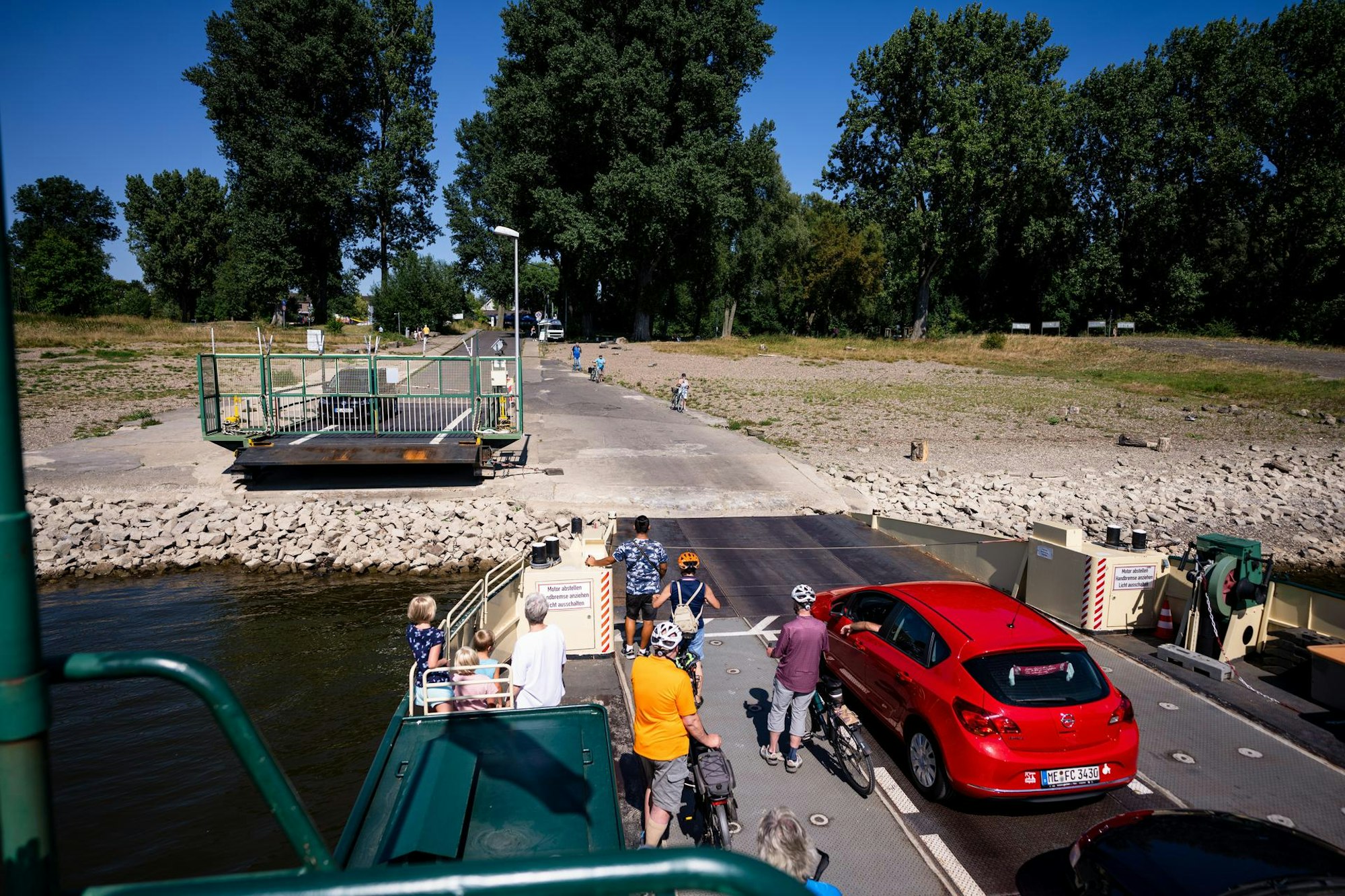 kr_rheinfähre_belibasakis_001