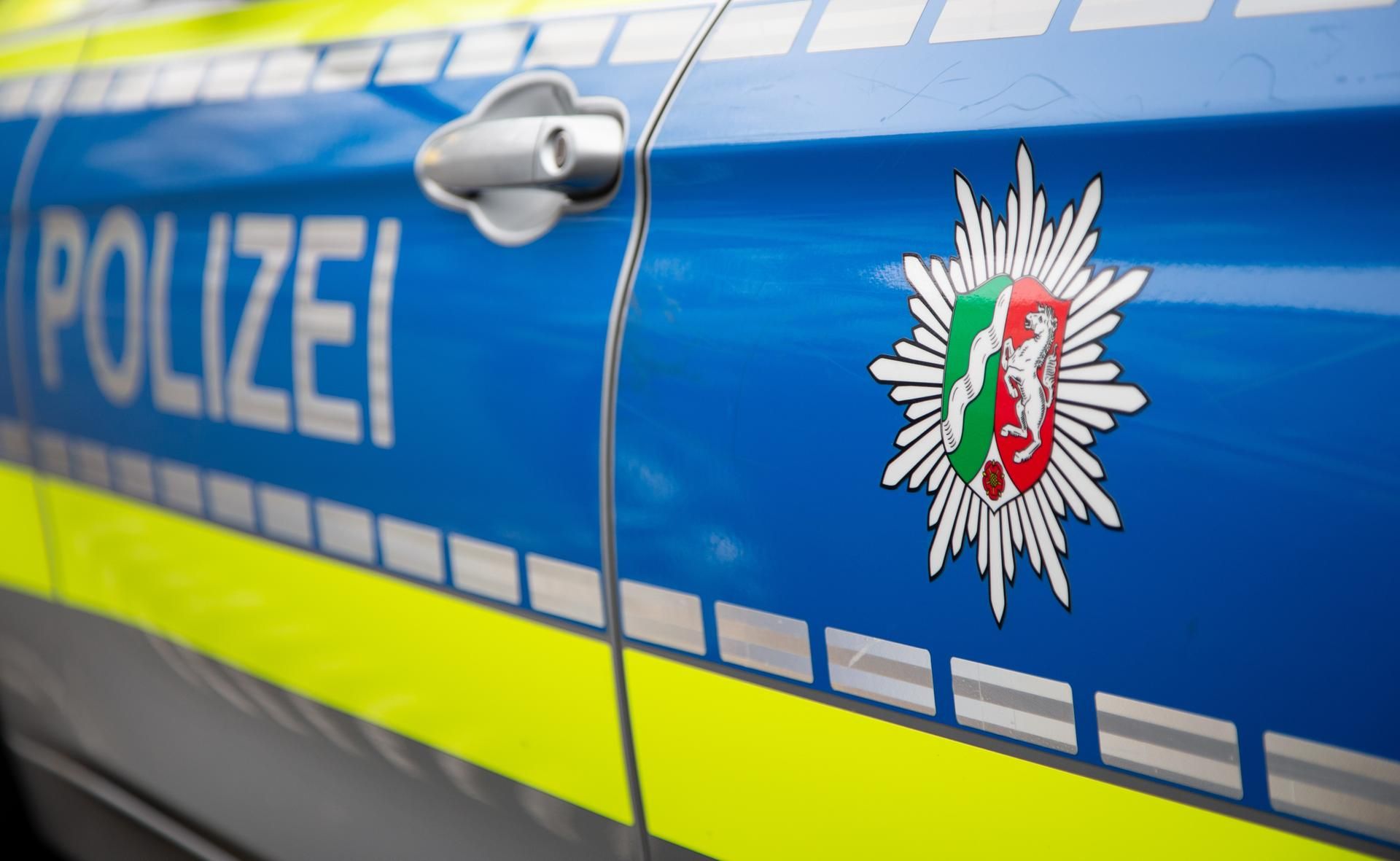 Polizei NRW Auto Symbol Tageslicht