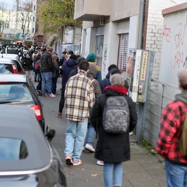 Schlangestehen für die Impfung in Köln