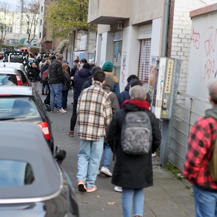 Schlangestehen für die Impfung in Köln