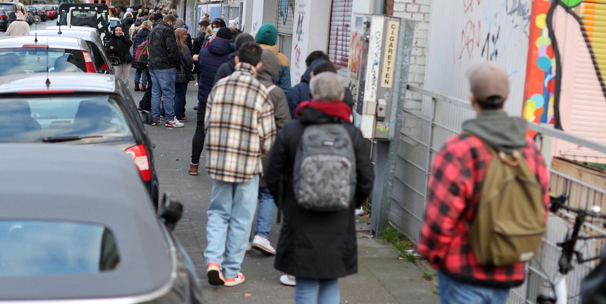 Schlangestehen für die Impfung in Köln