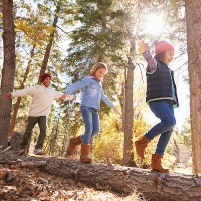 WandernHErbstKinderGettyImages_monkeybuinessimages-515278306