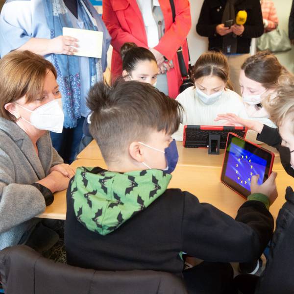 Ministerin Yvonne Gebauer in der heimerzheimer Swistbachschule