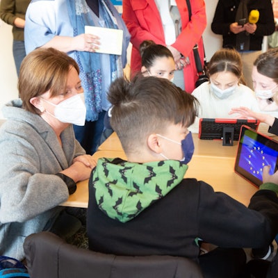 Ministerin Yvonne Gebauer in der heimerzheimer Swistbachschule