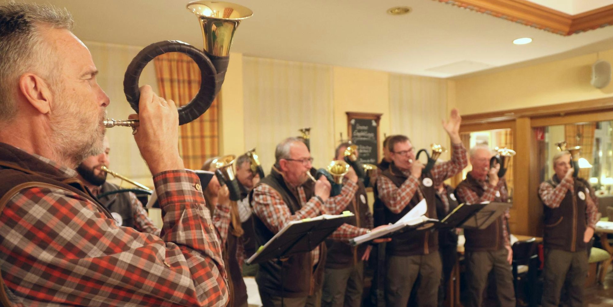 Jagdhornbläser_bei_Wildsaison