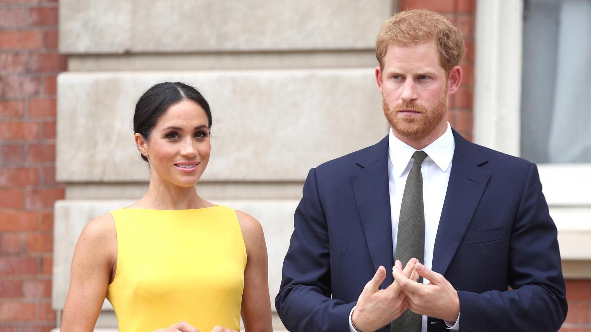Herzogin Meghan und Prinz Harry posieren für die Pressefotografen.