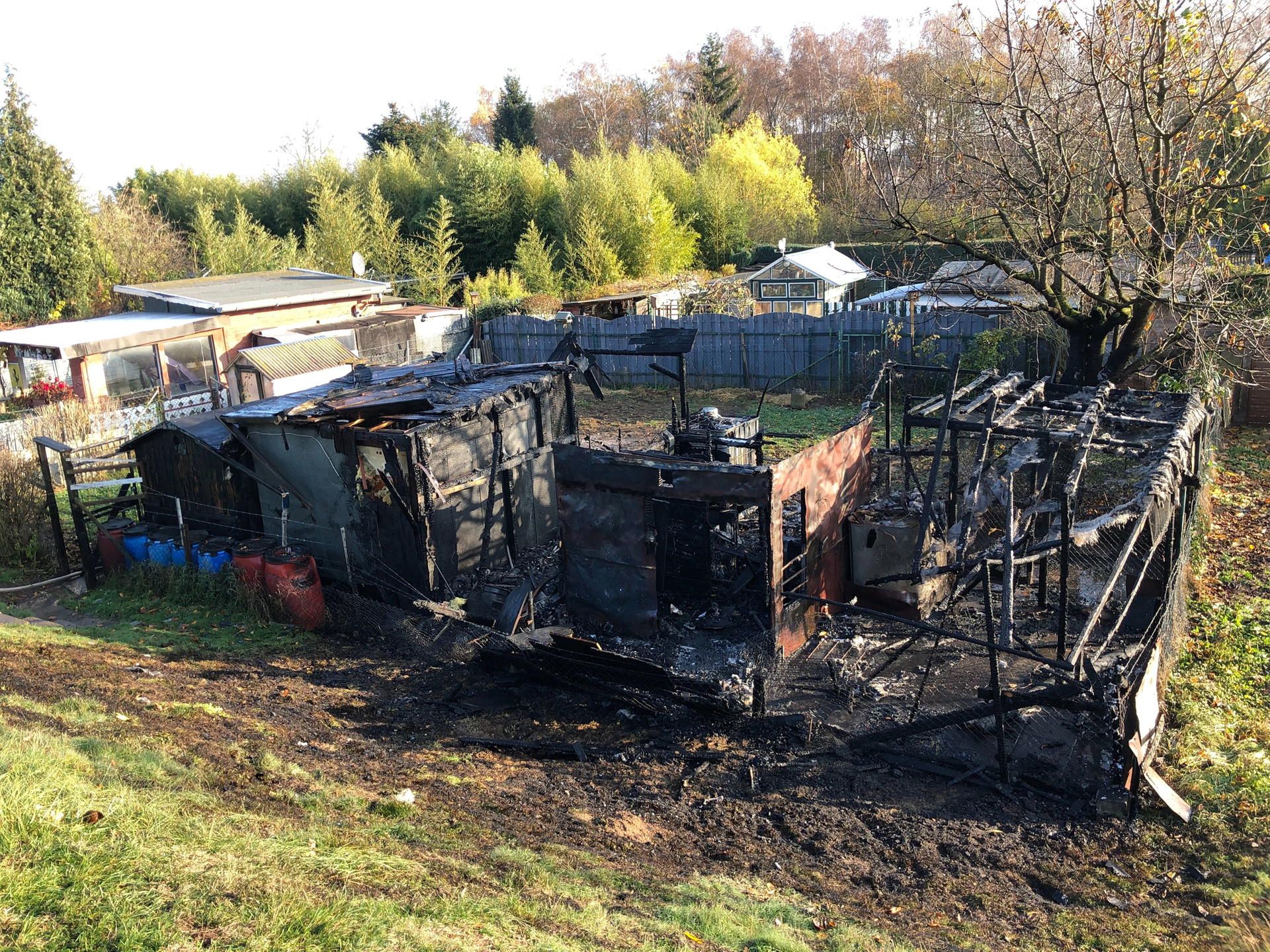 Gartenlaube brennt Leverkusen