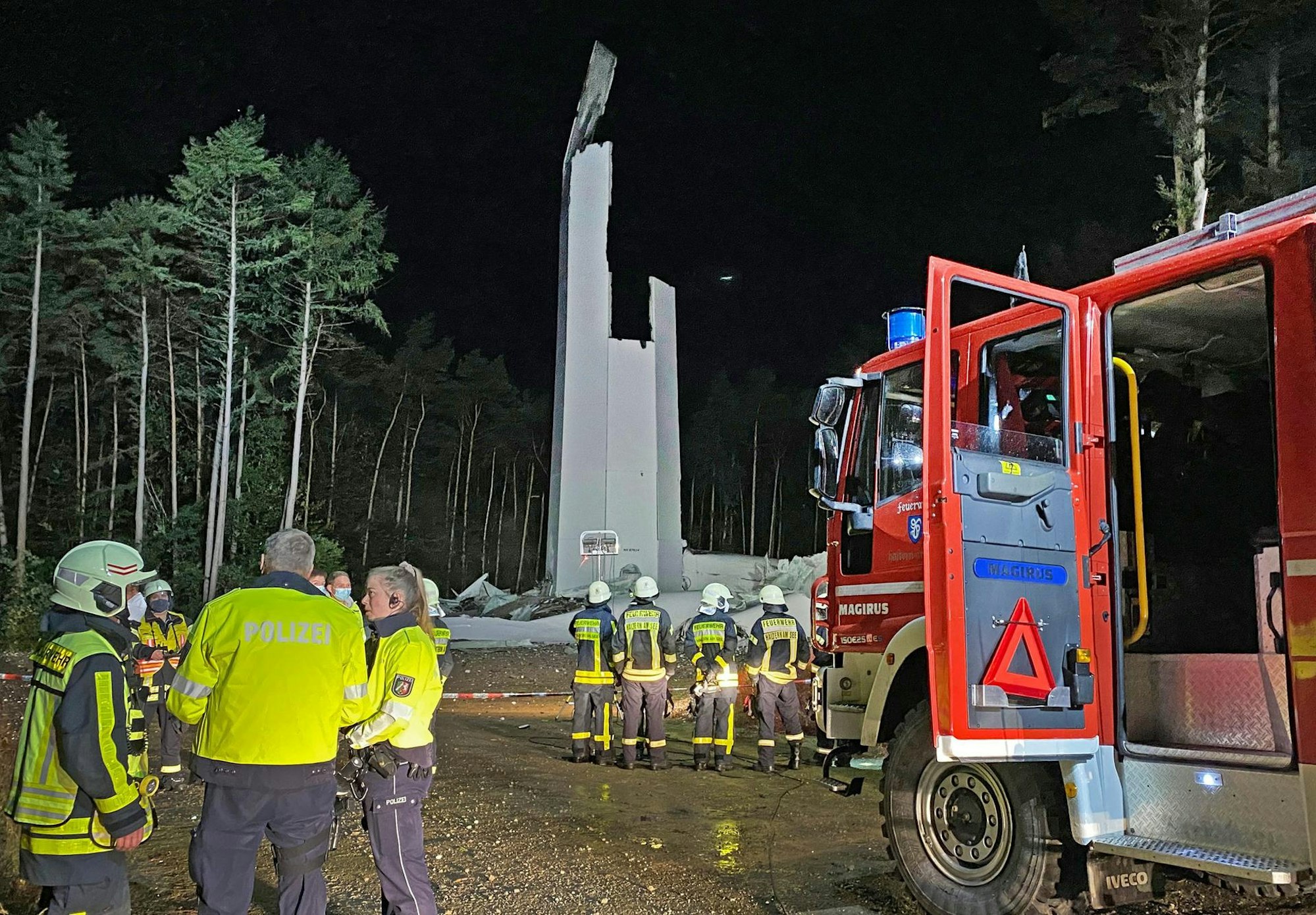 Einsatzkräfte nach Zusammenbruch
