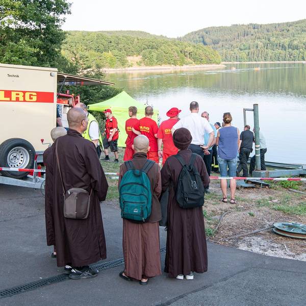 suche buddhistischer mönch